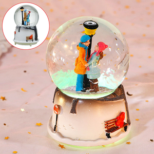 Caja de música de nieve con globo de nieve de cristal de resina para amantes del Día de San Valentín para el regalo de cumpleaños de Acción de Gracias de Navidad de los amantes