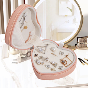 Caja de joyería portátil en forma de corazón Organizador de viaje Caja de joyería de doble capa en forma de corazón Caja de joyas de viaje de cuero de PU para mujeres y niñas